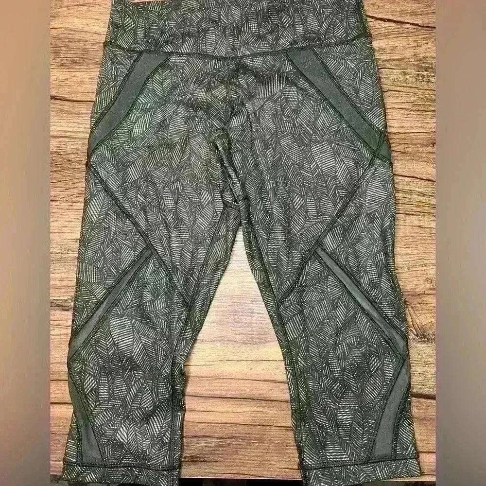 Lululemon Cool to Street Crop Leggings With Mesh Panels Size 6 Green Leaf Print